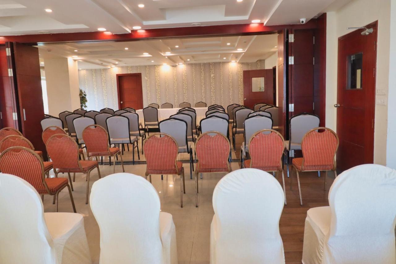 Crestmont Ashapurna Jaipur, Banipark Hotel Buitenkant foto