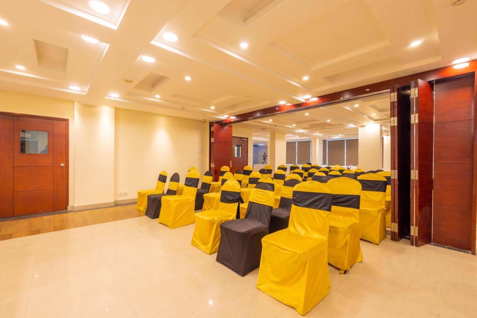 Crestmont Ashapurna Jaipur, Banipark Hotel Buitenkant foto