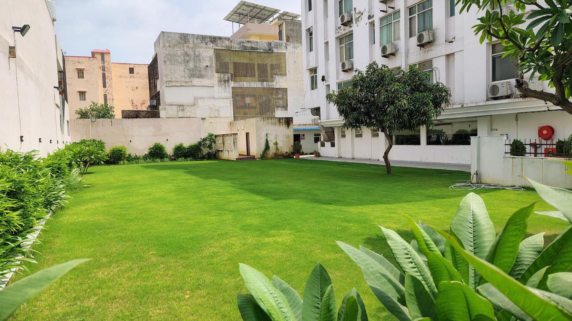 Crestmont Ashapurna Jaipur, Banipark Hotel Buitenkant foto